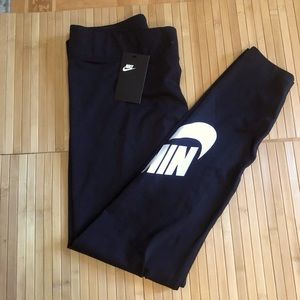 NIKE Black Sportswear Leggings size XL